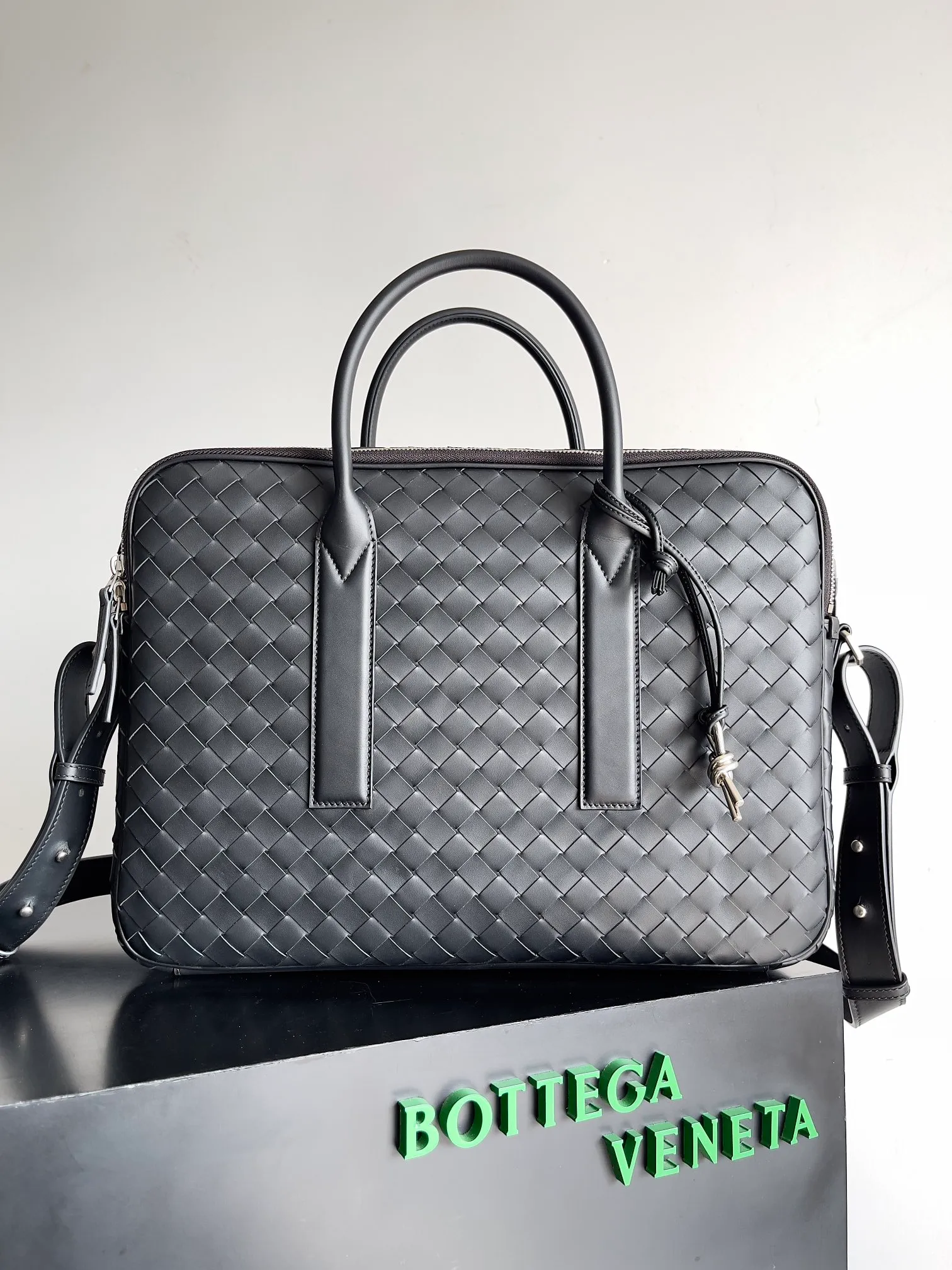 Batch 2720 Have you ever seen a briefcase that can be carried on your back? [Wit][Wit] BOTTEGA VENETA men's GETAWAY large briefcase. The practicality of being able to be carried on the back is indeed one of its major selling points. The design of the shoulder straps will not feel cumbersome even if worn for a long time. Whether it is a business meeting or daily diligence, you can do it with ease. Style number: 766361 Size: 39*28.5*8cm